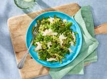Groene pastasalade met tuinerwten-basilicumsaus