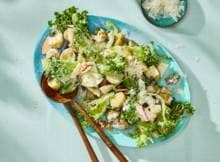 ‘Waldorf'-aardappelsalade met sla en pecorino