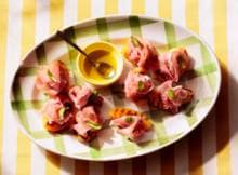 Gegrilde perzik met prosciutto en basilicum